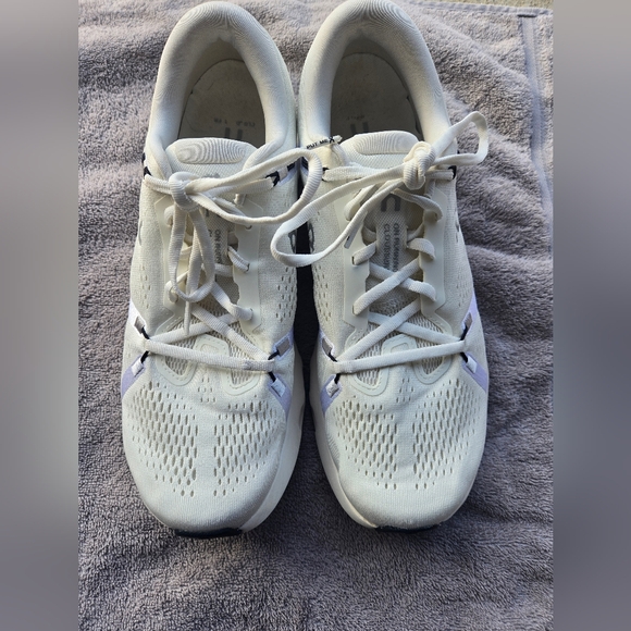 On Running White Sneakers - Picture 5 of 9